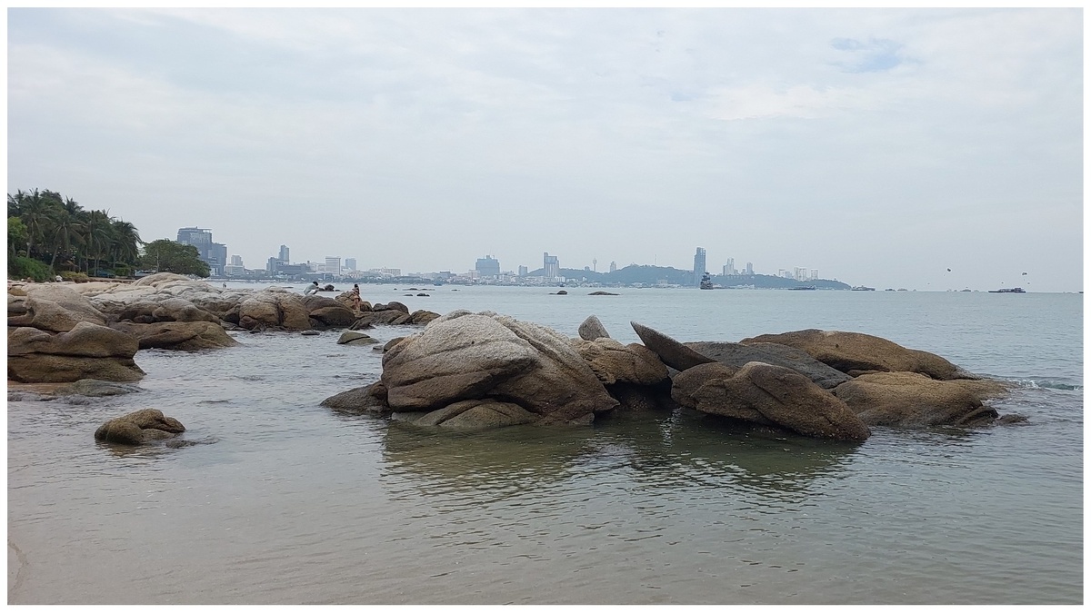 Вид с северного пляжа на холм Пратамнак