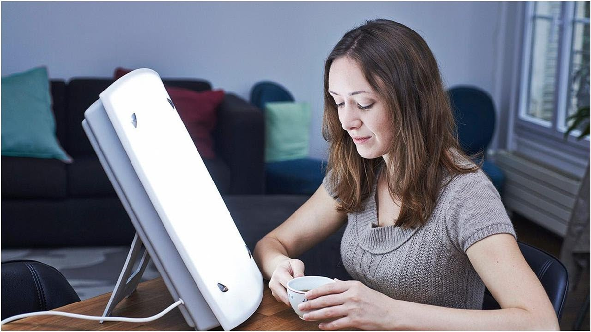 Можно купить специальные светильники для светотерапии, которые имитируют яркий солнечный свет.