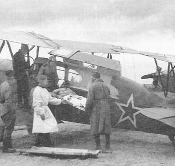 Эвакуация раненых на санитарном самолете С-2