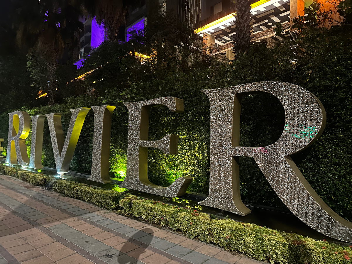 Надпись Ривьера светится с утра.