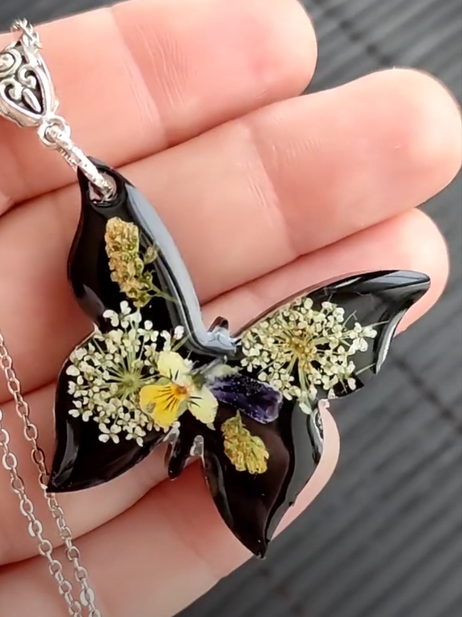 Кулон- бабочка.