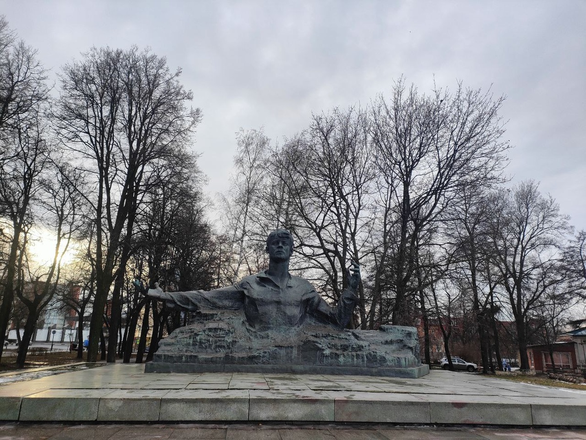 Памятник Есенину