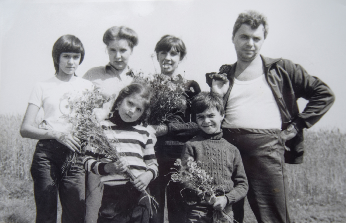 1984 год. г. Гдов, Псковская область. Слева-направо: Инна, тётя Ира, Оксана, Мама, я и Папа.