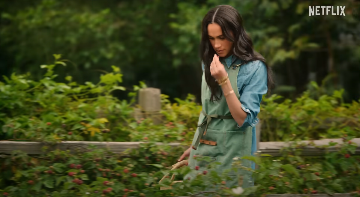 Меган — мастер на все руки: она выращивает фрукты и овощи в собственном огороде. 