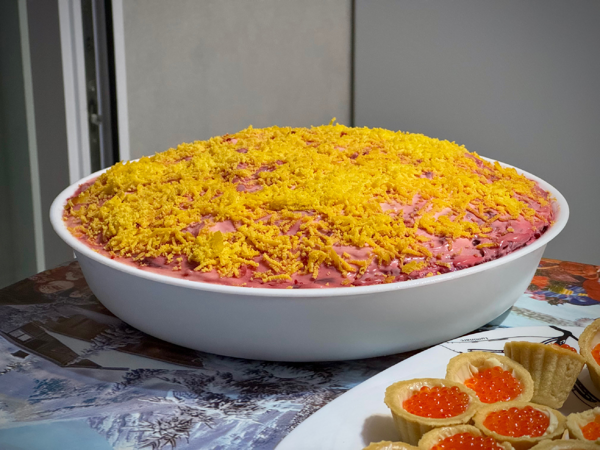 Эту «Шубу» готовила на Новый год моя подруга Олеся и мы смели всё без остатка за пару дней. По фото, возможно, непонятно, но этот салатник просто огроменный. Я вернулась домой +1 кг, поэтому перехожу на менее калорийные рецепты 😀☝️