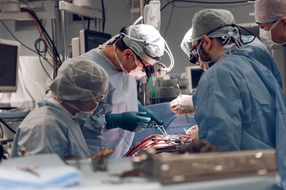    Мужчина переел шашлыка, запив все алкоголем.