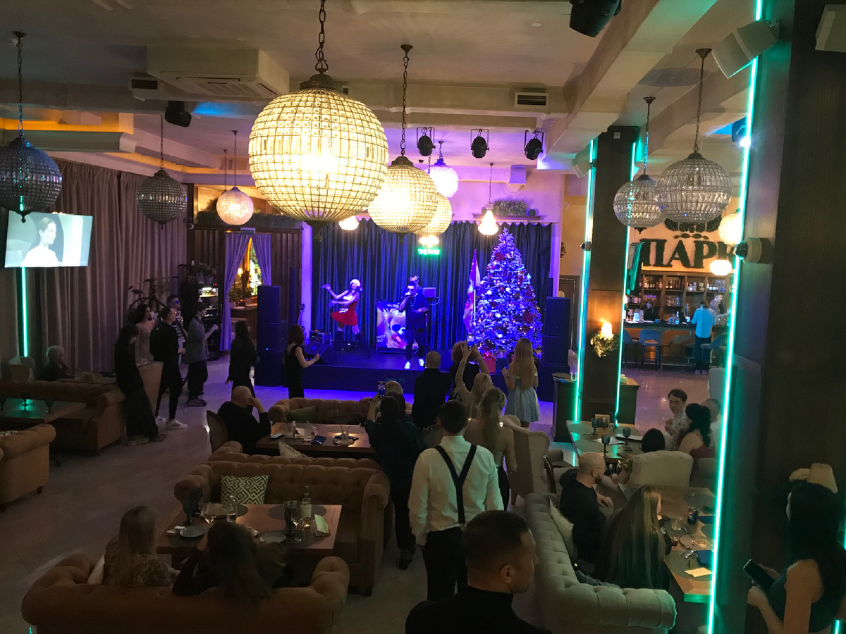 Снегурочка немного стрип показала, смотрите на видео