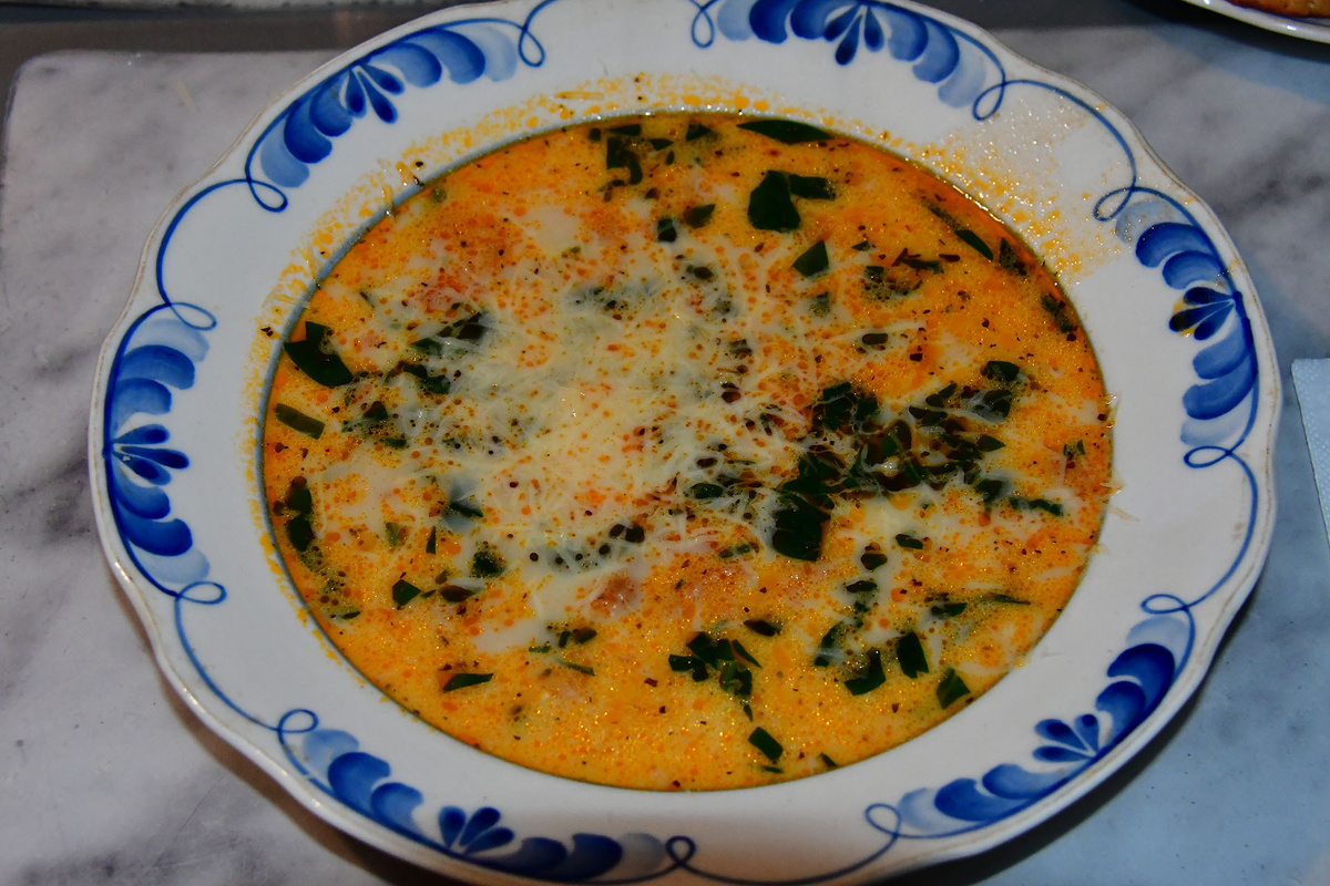 Суп с колбасой и ячменной лапшой