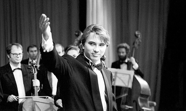 В 1990 году Хворостовскому было присвоено звание Заслуженного артиста РСФСР, спустя пять лет - Народного артиста РФ