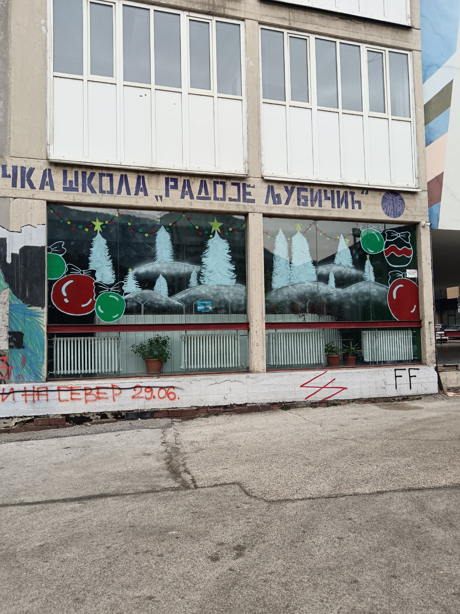 Новогодняя роспись на окнах школы в Ужице.