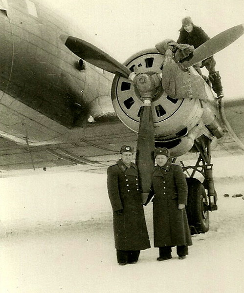 На фото: "кормилец" Шперенбергского полка самолёт Ли-2