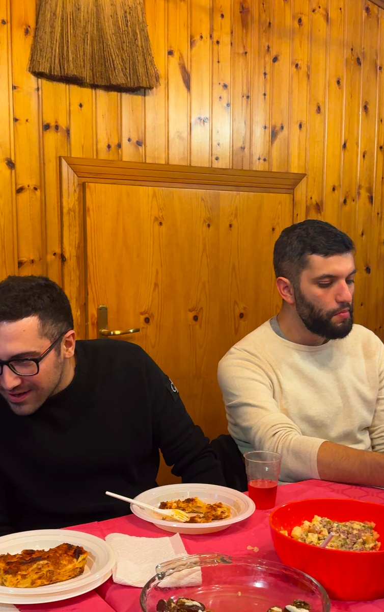 Итальянцы решили не заморачиваться и пришли в свитерах. Многие в черных. Новый год для них не особо важный праздник. Веник ещё этот весит, вместо гирлянды😅