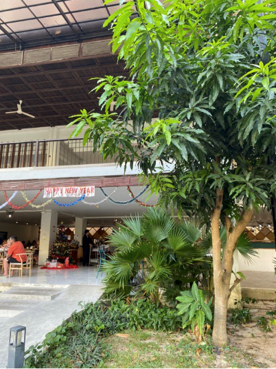 Вход в столовую оформлен очень красиво!