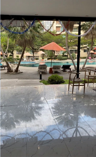 А так выглядит выход из неё — плитка на полу настолько чистая, что в ней отражаются пальмы, создавая причудливый рисунок на полу!