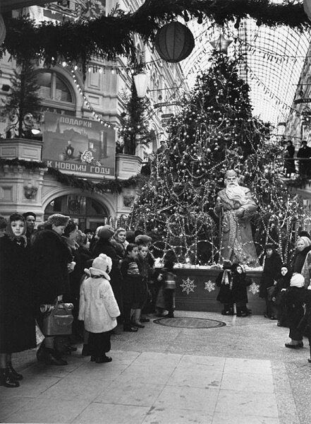 Новогодняя ель в ГУМе. 1950-е. Фото: Главархив Москвы