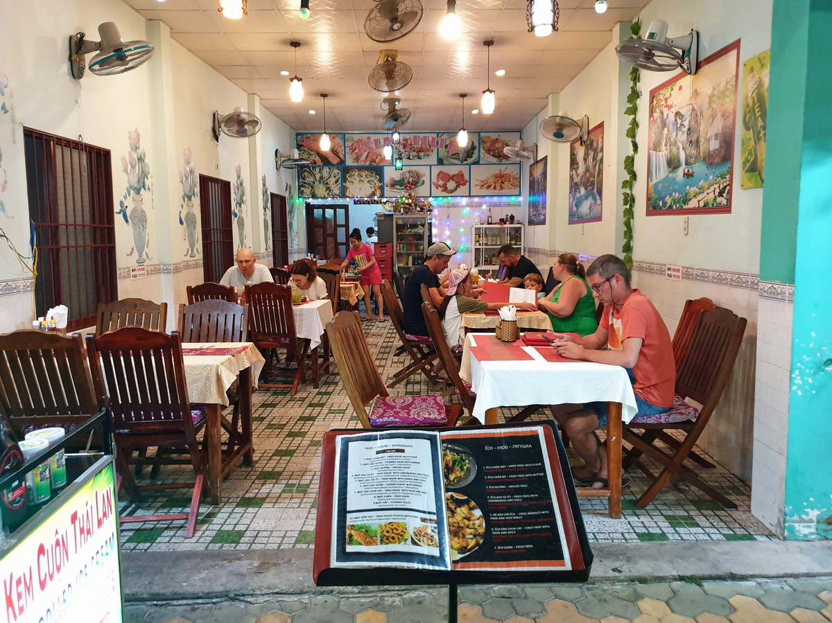 Общий вид зала ресторан Kim Huệ