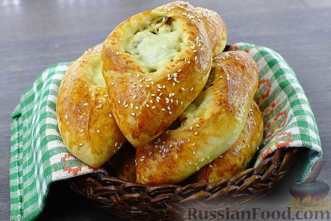 молоко, масло сливочное, желток, мука, дрожжи сухие, сахар, соль, куриное филе, шампиньоны, лук репчатый, сыр моцарелла, сливки, соль, перец чёрный молотый, кунжут