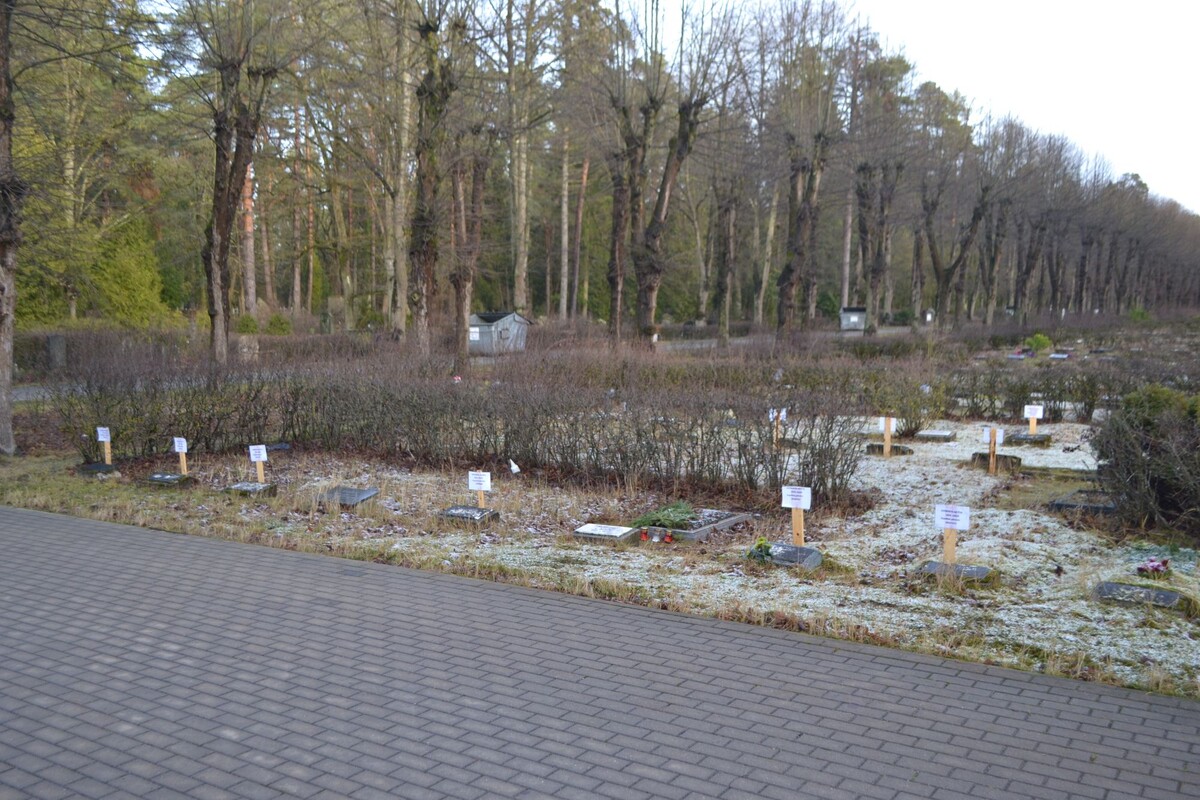 Могилы на центральной аллее рижского Лесного кладбища. Фото: Старец Амвросий, декабрь 2024 года.