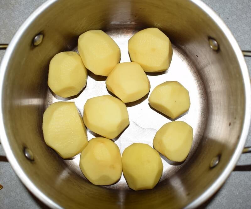 Очищаем картофель