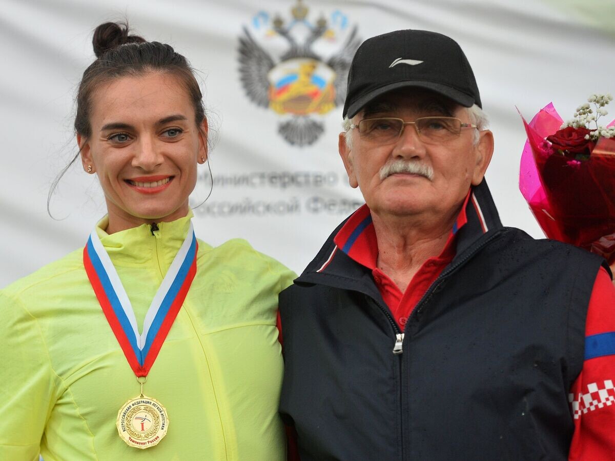    Елена Исинбаева со своим тренером Евгением Трофимовым на чемпионате России по легкой атлетике в Чебоксарах. Архивное фото© РИА Новости / Максим Богодвид