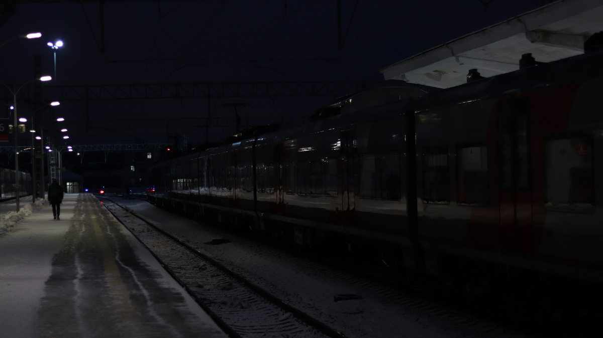 Справа - элетропоезд "Ласточка" которая должна была отправится в Выборг в 9:30, то есть та на которой я и поехал. Вид с перона Финляндского вокзала в сторону Выборга.