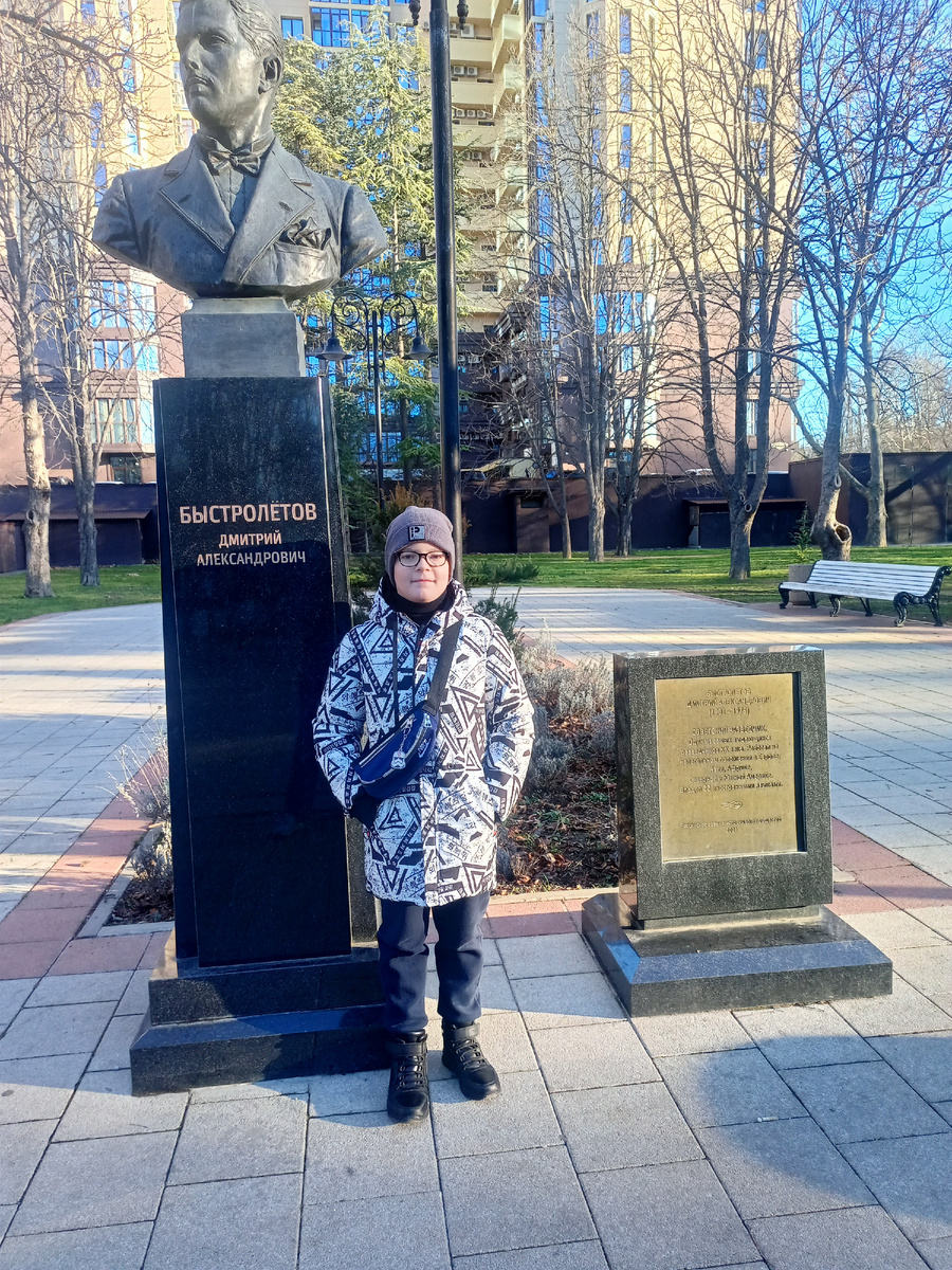 Фото из сквера. Внук так впечатлился, что решил стать разведчиком!