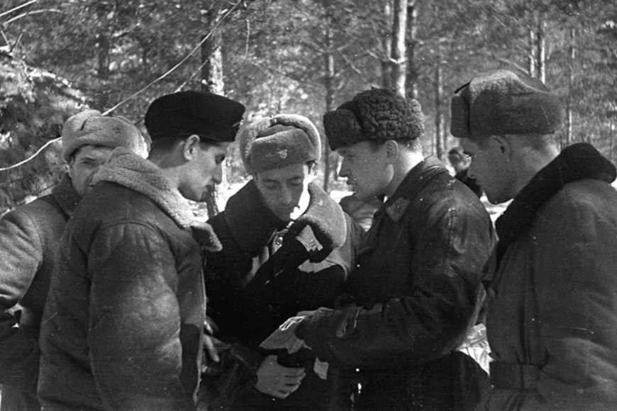 1942 год. Комиссар 261-го бомбардировочного авиационного полка майор Петров ставит боевую задачу французскому летчику — командиру звена эскадрильи «Нормандия»