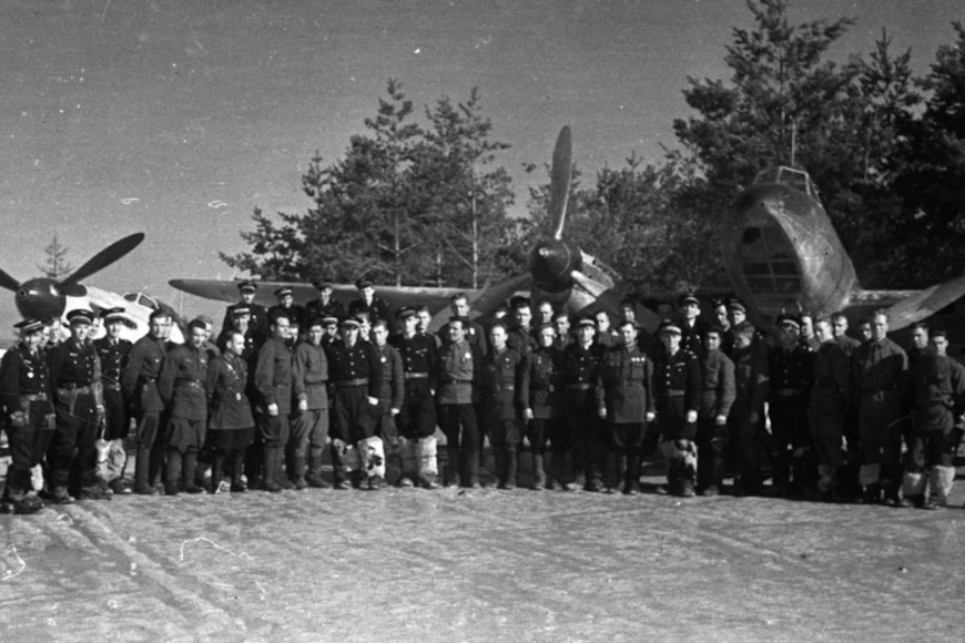 1942 год. Группа пилотов и техников «Нормандии-Неман» вместе с советскими летчиками