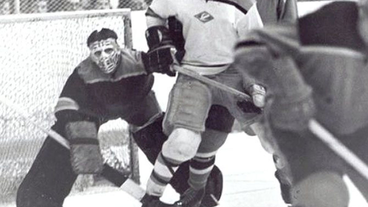 В сезоне 62/63 этот молодой вратарь уже защищал ворота одной из московских команд