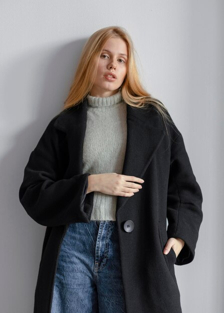 Натуральные текстуры + оверсайз-пальто + широкие брюки. https://www.freepik.com/