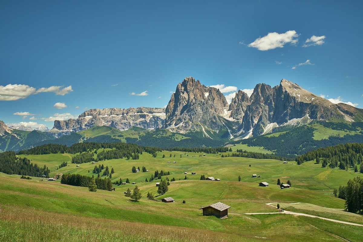 Около полувека назад регион стал открытым для туристов и особенно для любителей горнолыжного спорта. Фото: luca.sartoni / Сommons Wikimedia