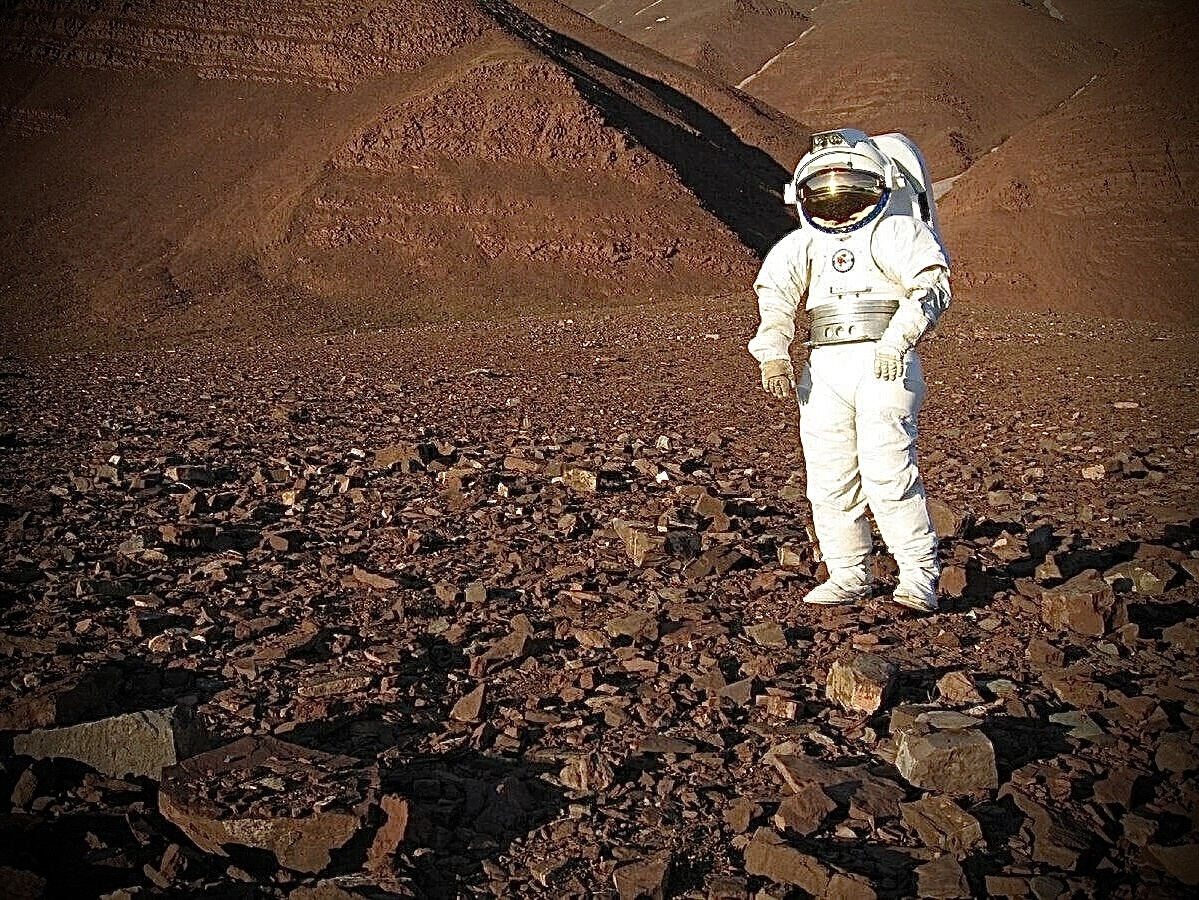 Космонавт на поверхности Марса