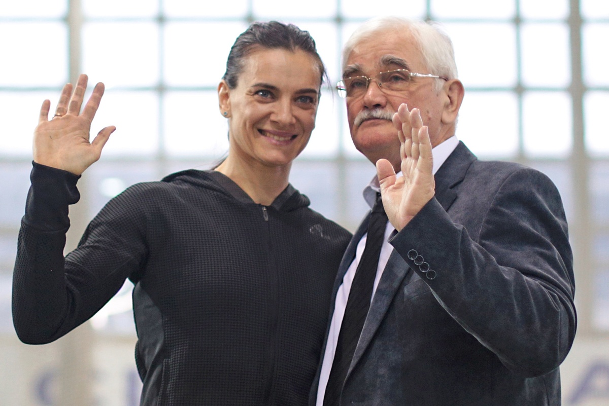    Елена Исинбаева и её тренер Евгений Трофимов во время соревнований по прыжкам с шестом на VI этапе Гран-при России по легкой атлетике "Кубок губернатора Волгоградской области" в Волгограде. 2016 год./Мария Плотникова/РИА Новости