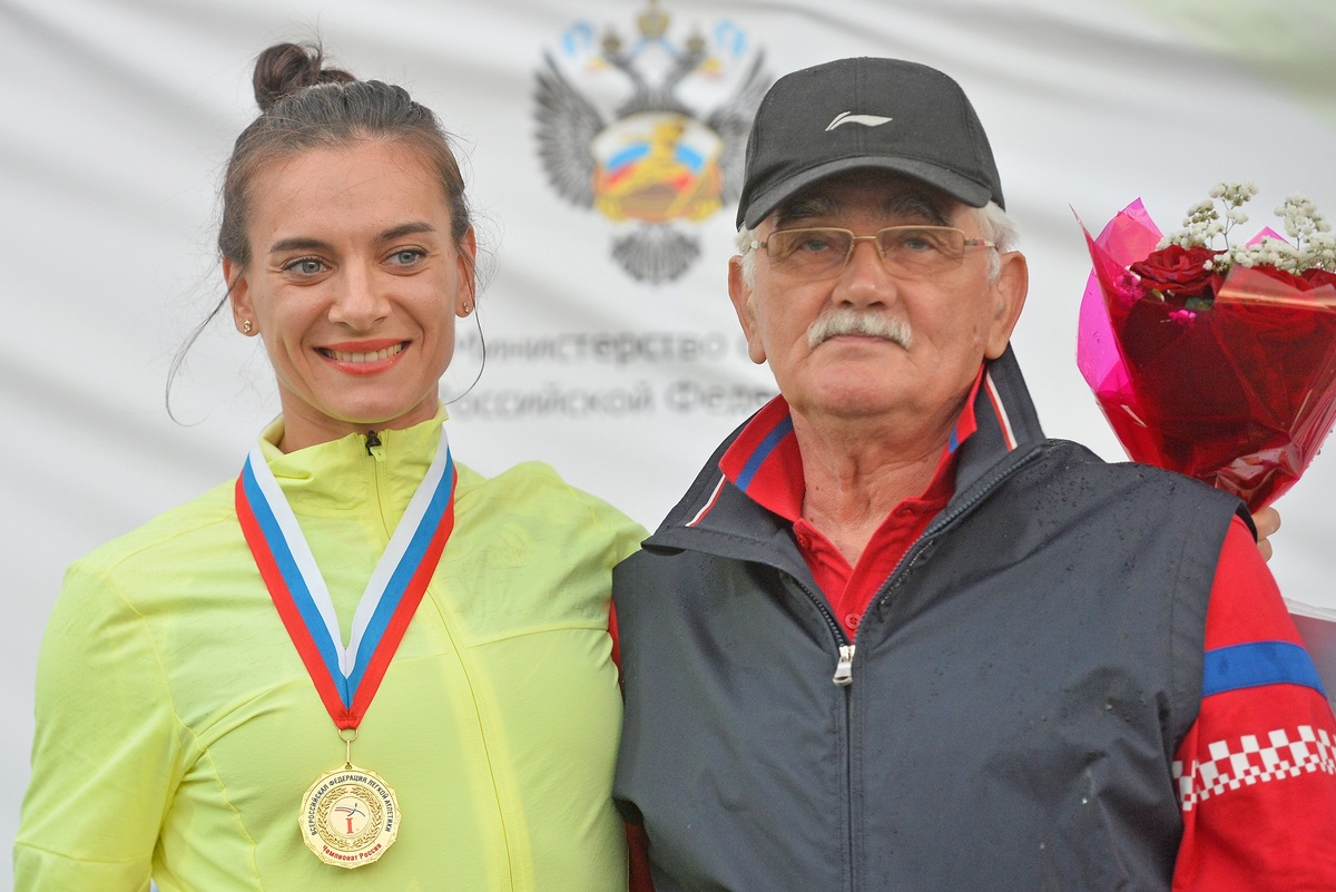    Елена Исинбаева, занявшая первое место в соревнованиях по прыжкам с шестом среди женщин со своим тренером Евгением Трофимовым. 2016 год./Максим Богодвид/РИА Новости