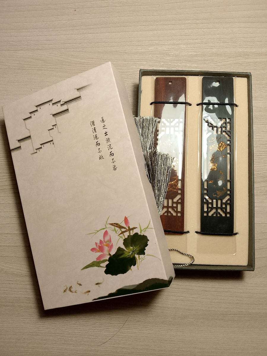 Получила подарок в " Тайном Санте".Читать я люблю и очень обрадовалась красивым закладкам.