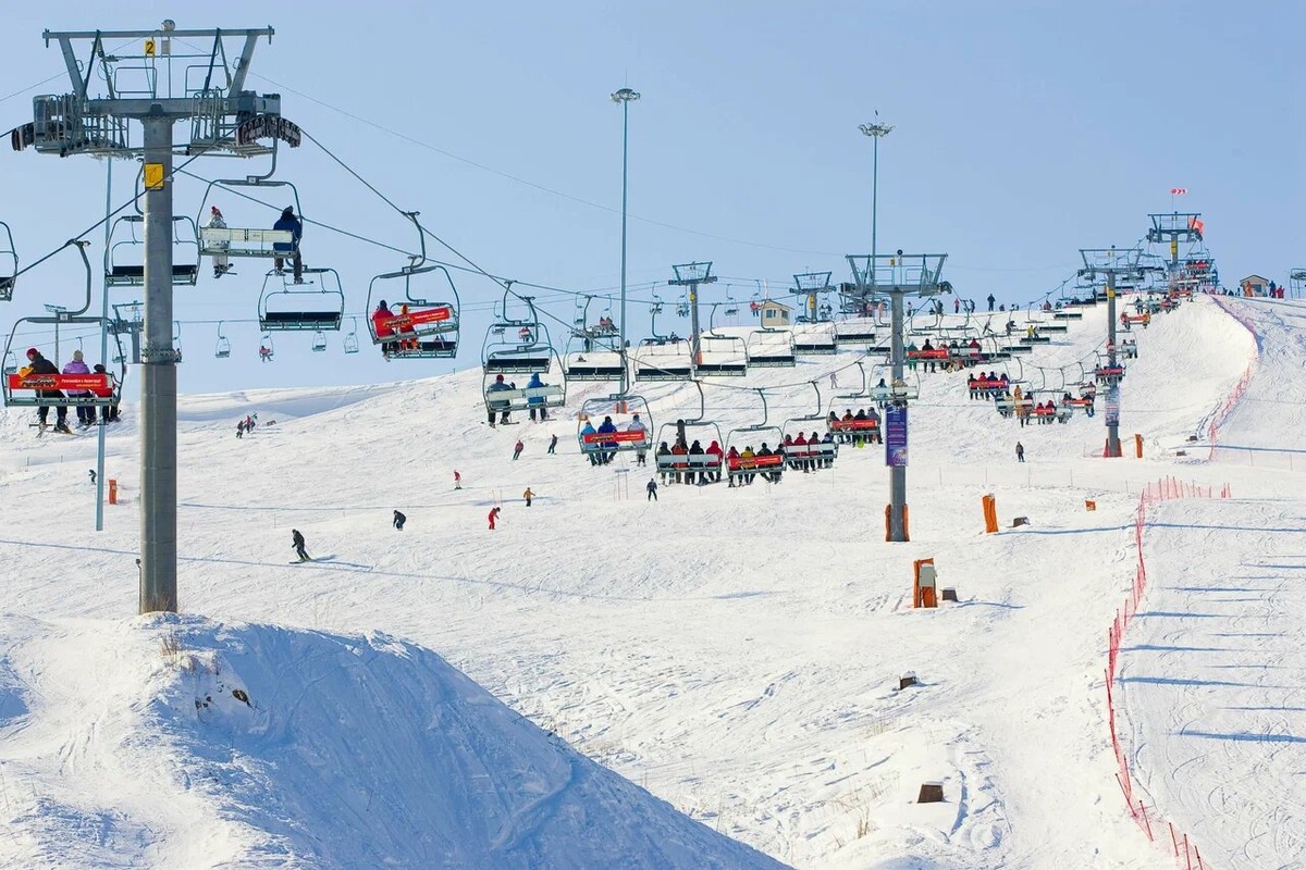 Зима в регионе достаточно мягкая, но нередко дождливая. Если снега на спусках становится мало — включают систему искусственного оснежения. Все трассы освещаются, покрытие ежедневно обрабатывают ратраки. Фото: Курорт Игора / Яндекс Карты