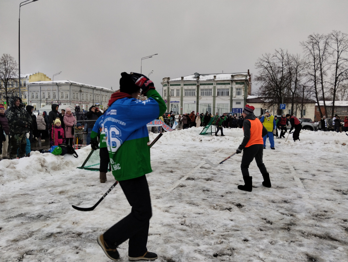 В Сарапуле в День пельменя прошел Кубок Главы города по хоккею на валенках.