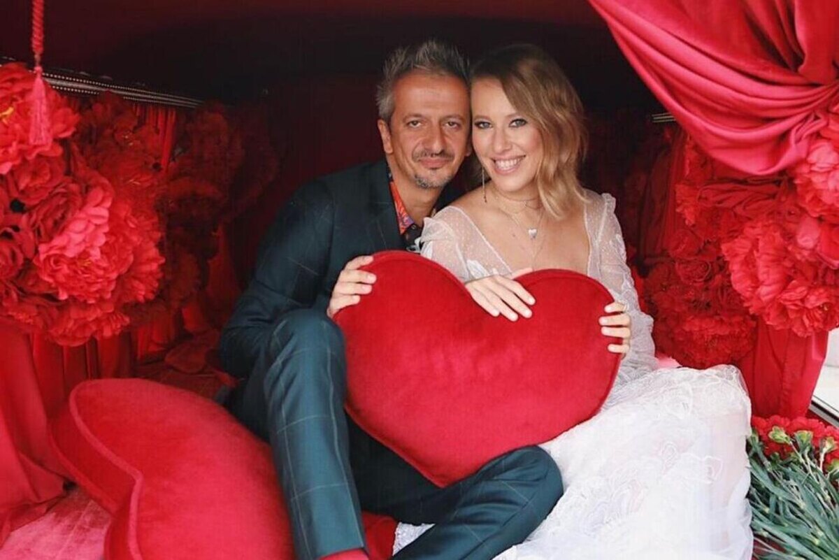    Ксения Собчак и Константин Богомолов в катафалке на свадьбе соцсети