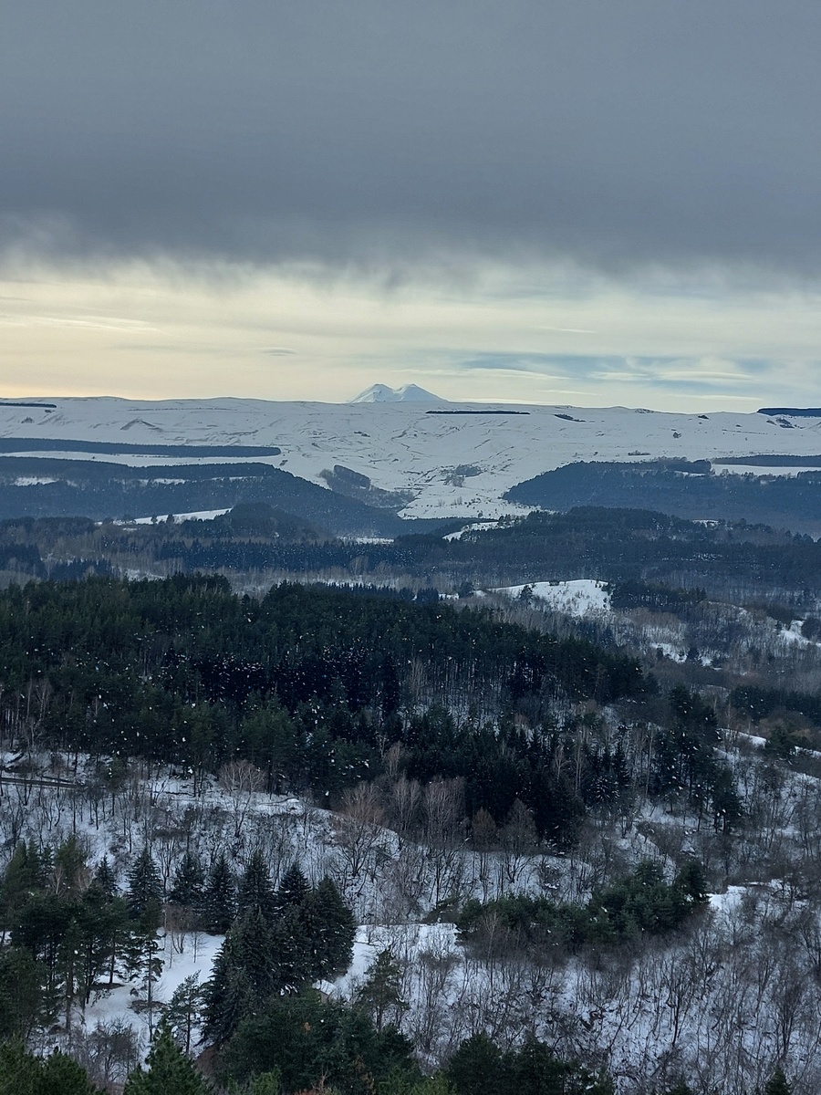 Вид на Эльбрус из ООПТ «Национальный парк «Кисловодский» (Верхний парк), декабрь 2024