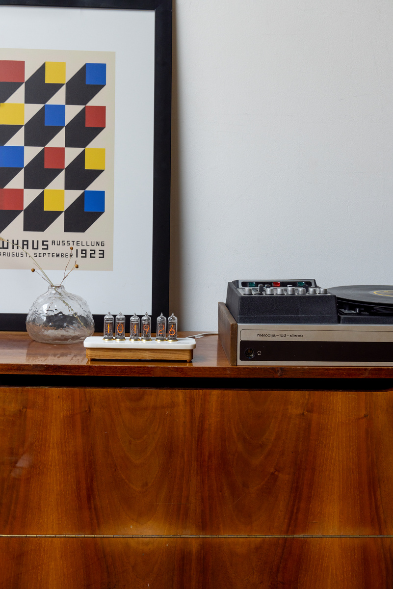 Часы Nixietech в интерьере в стиле эклектика