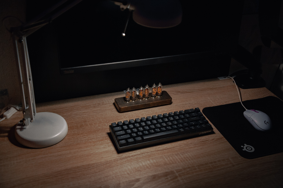 Ламповые часы на рабочем столе