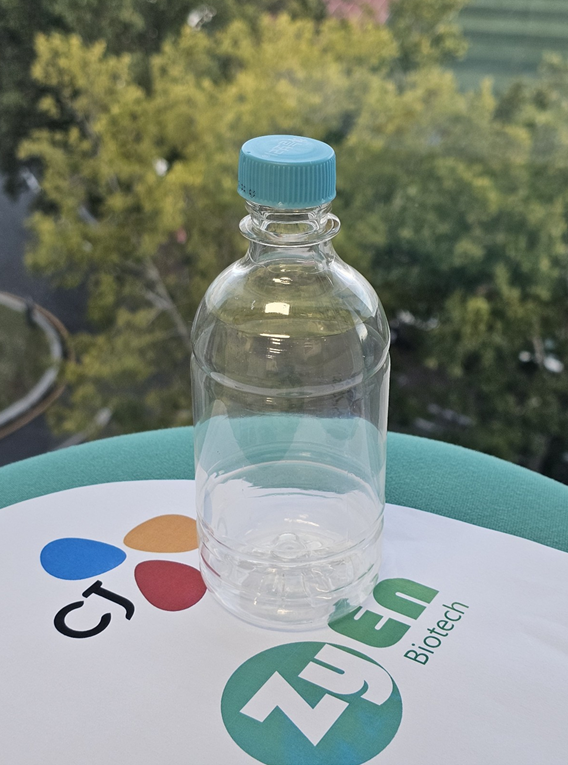 ПЭТ-бутылки из продуктов терефталевой кислоты,  переработанных с использованием композитных хлопьев класса С, которые  представляют собой смесь цветных хлопьев и алюминиевых материалов  [Предоставлено Национальным университетом Кёнбук]