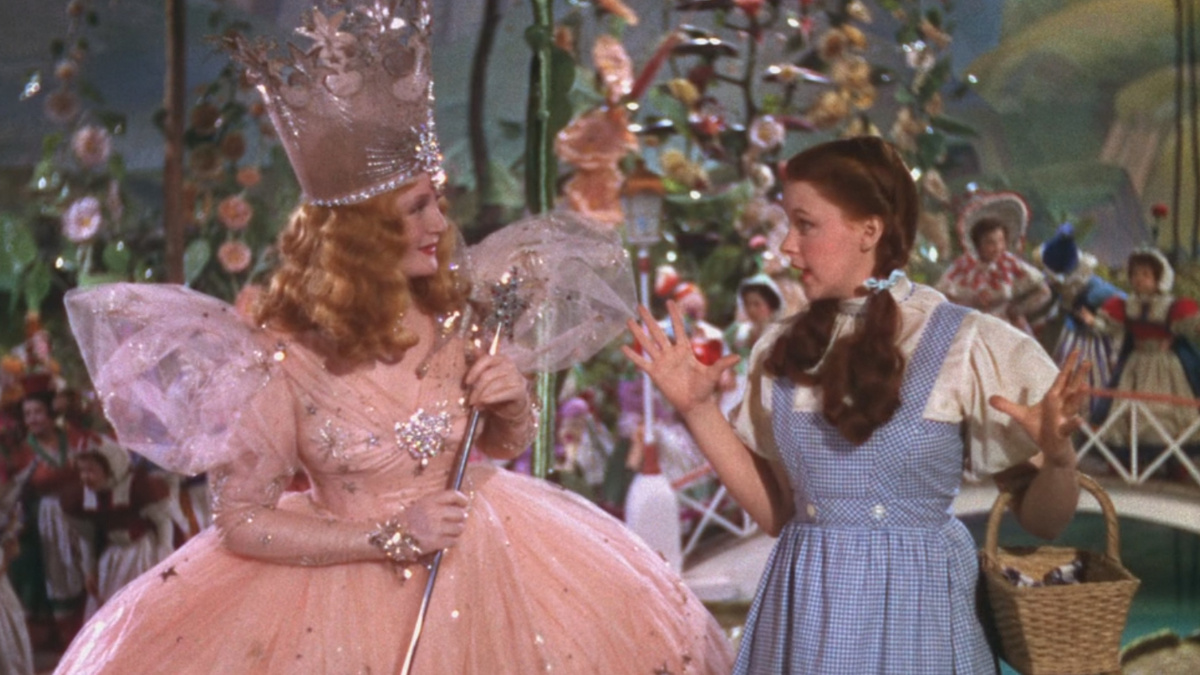 Кадр из фильма "Волшебник страны Оз" (1939). Добрая ведьма Глинда и Дороти