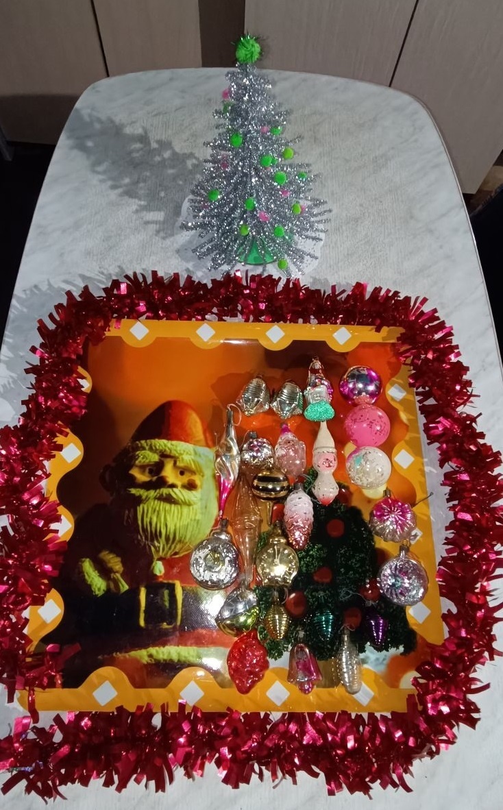 «Остатки прежней роскоши…»
Раньше было больше стеклянных игрушек, и из пенопласта даже, но время, увы, «нас разлучило»…
«Остатки прежней роскоши…»