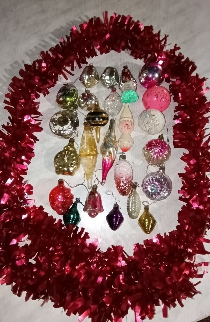 Раньше было больше стеклянных игрушек, и из пенопласта даже, но время, увы, «нас разлучило»…