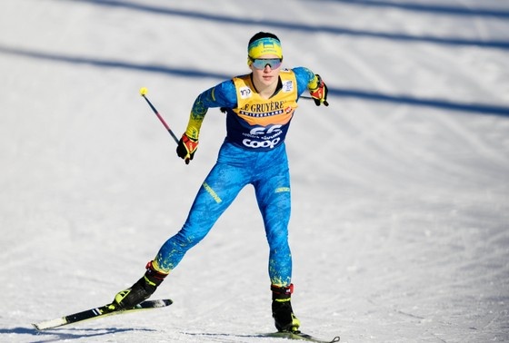    София Шкатула из Украины участвует в квалификации женского спринта во время Тур де Ски