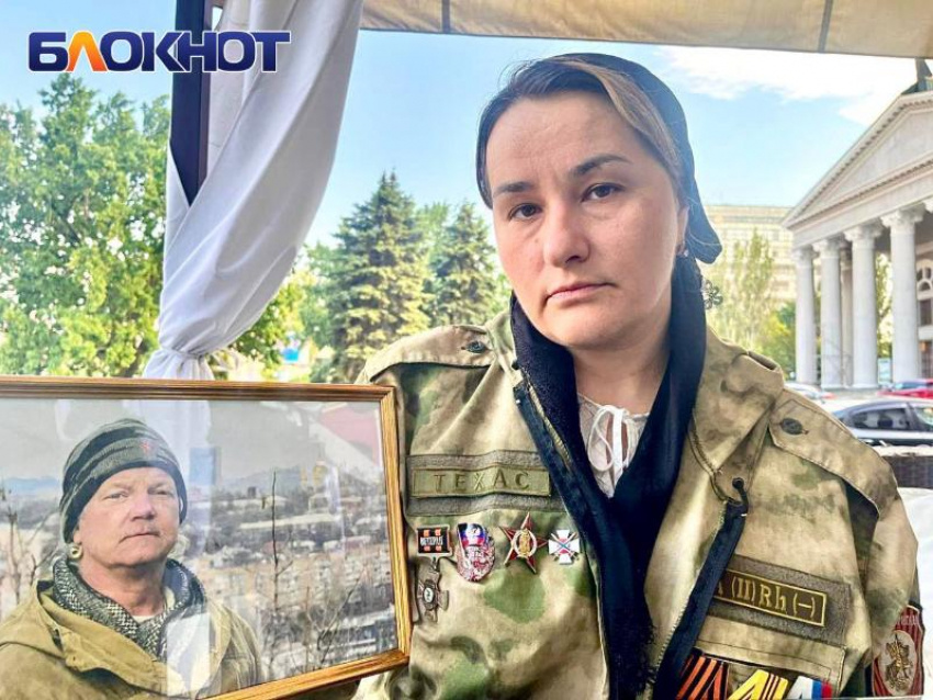 Фото: Блокнот Донецк, Людмила Бентли с фотографией погибшего супруга