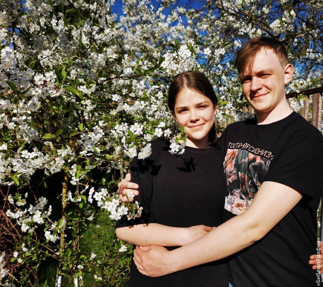 Сын и дочь. 1 мая 2024 года на даче