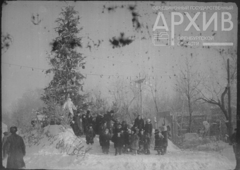    Живая елка и горка из дерева: Оренбуржцам показали парк имени Ленина 1953 года Белов Михаил Александрович
