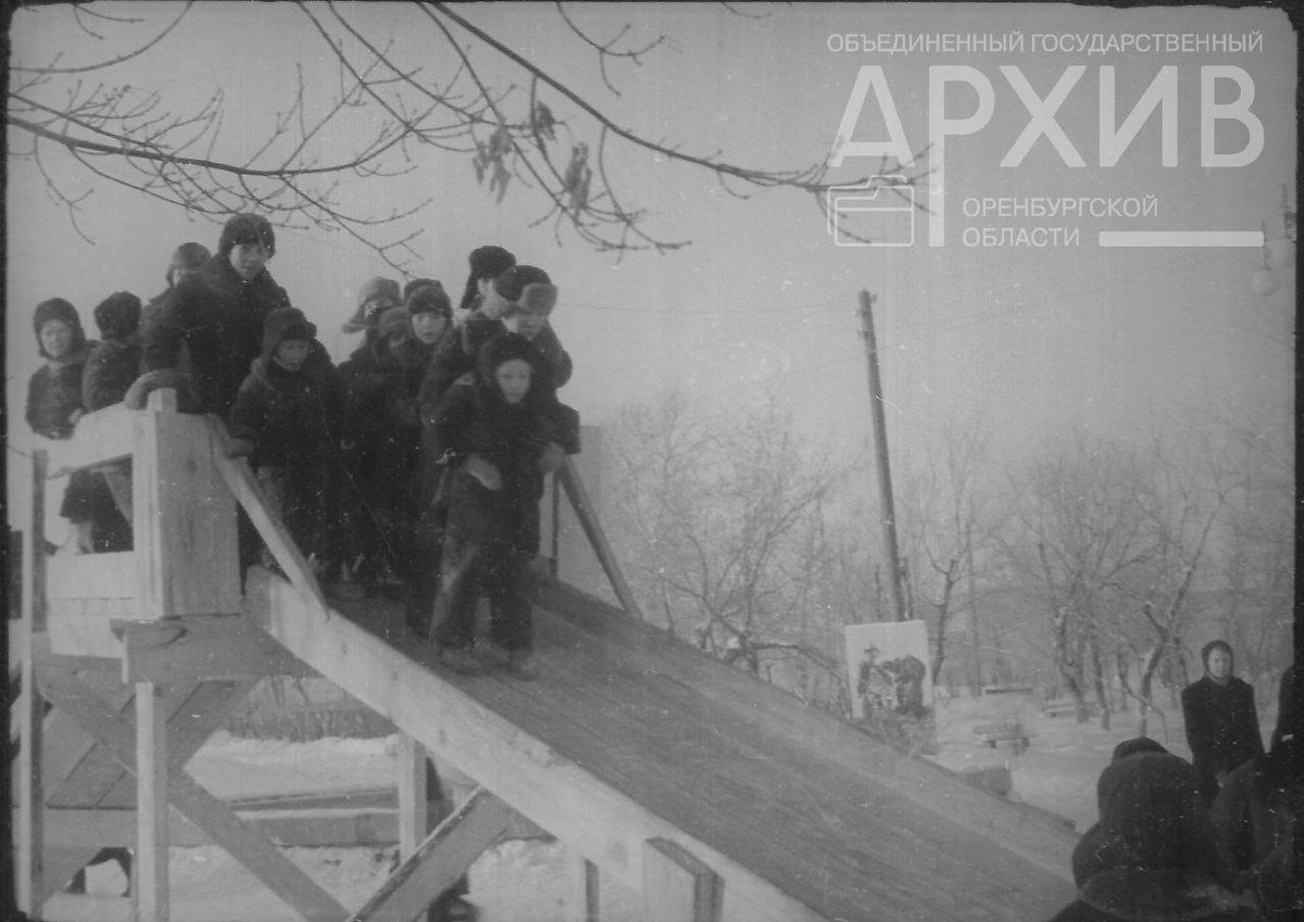  📷    Живая елка и горка из дерева: Оренбуржцам показали парк имени Ленина 1953 года Белов Михаил Александрович
